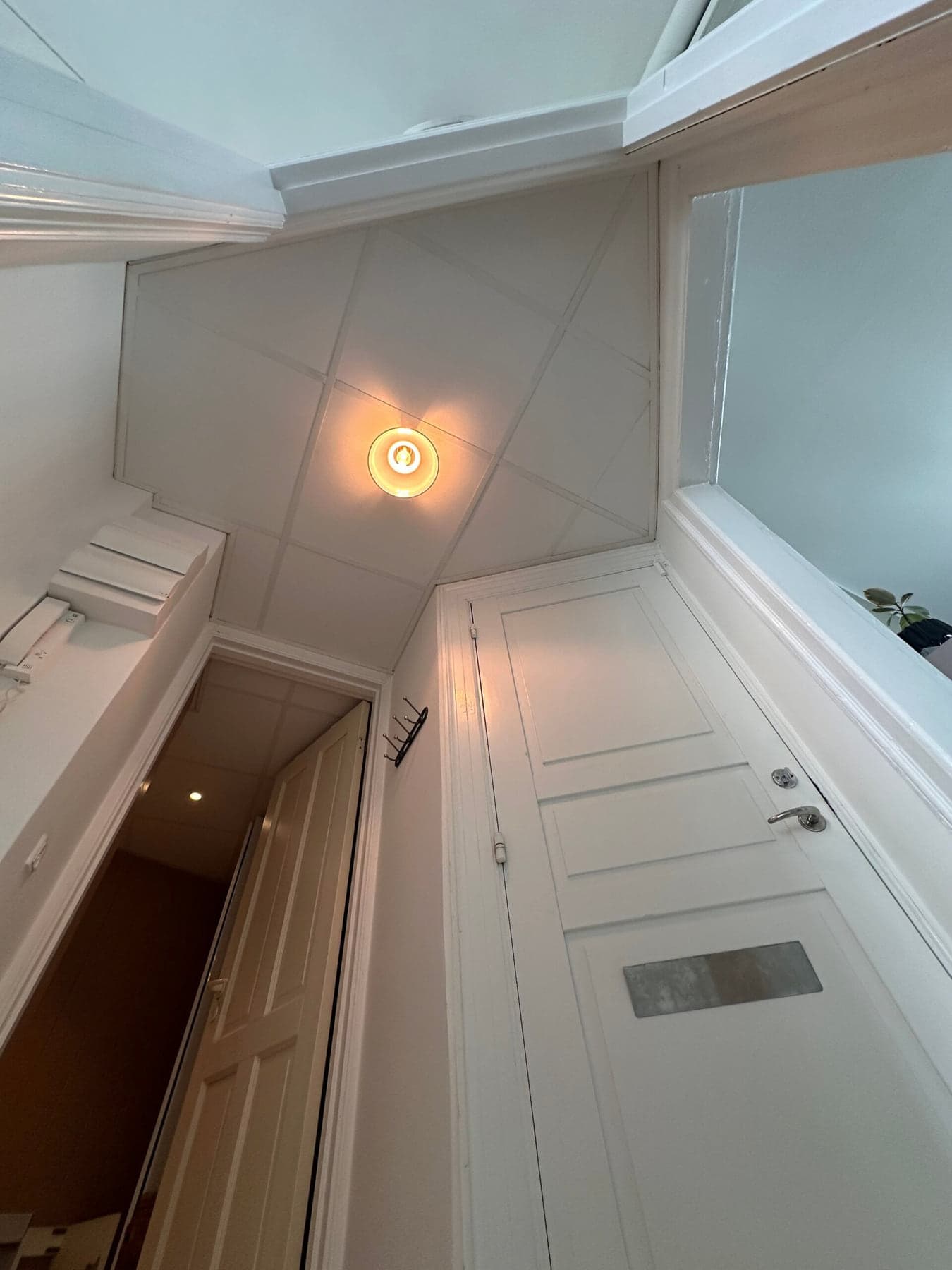 Paneler monteret på skunk og loft