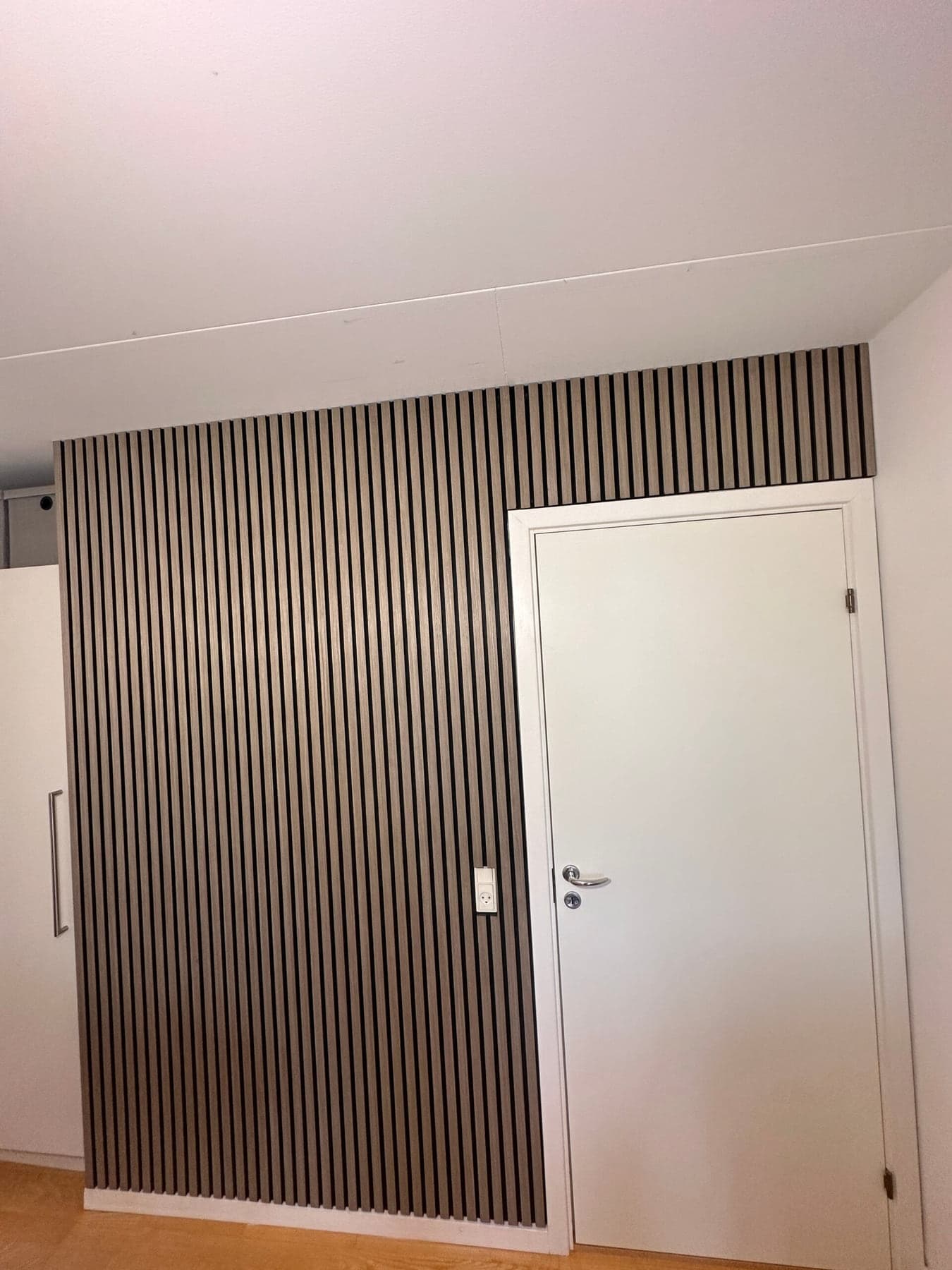 Trælamelvæg monteret fra gulv til loft