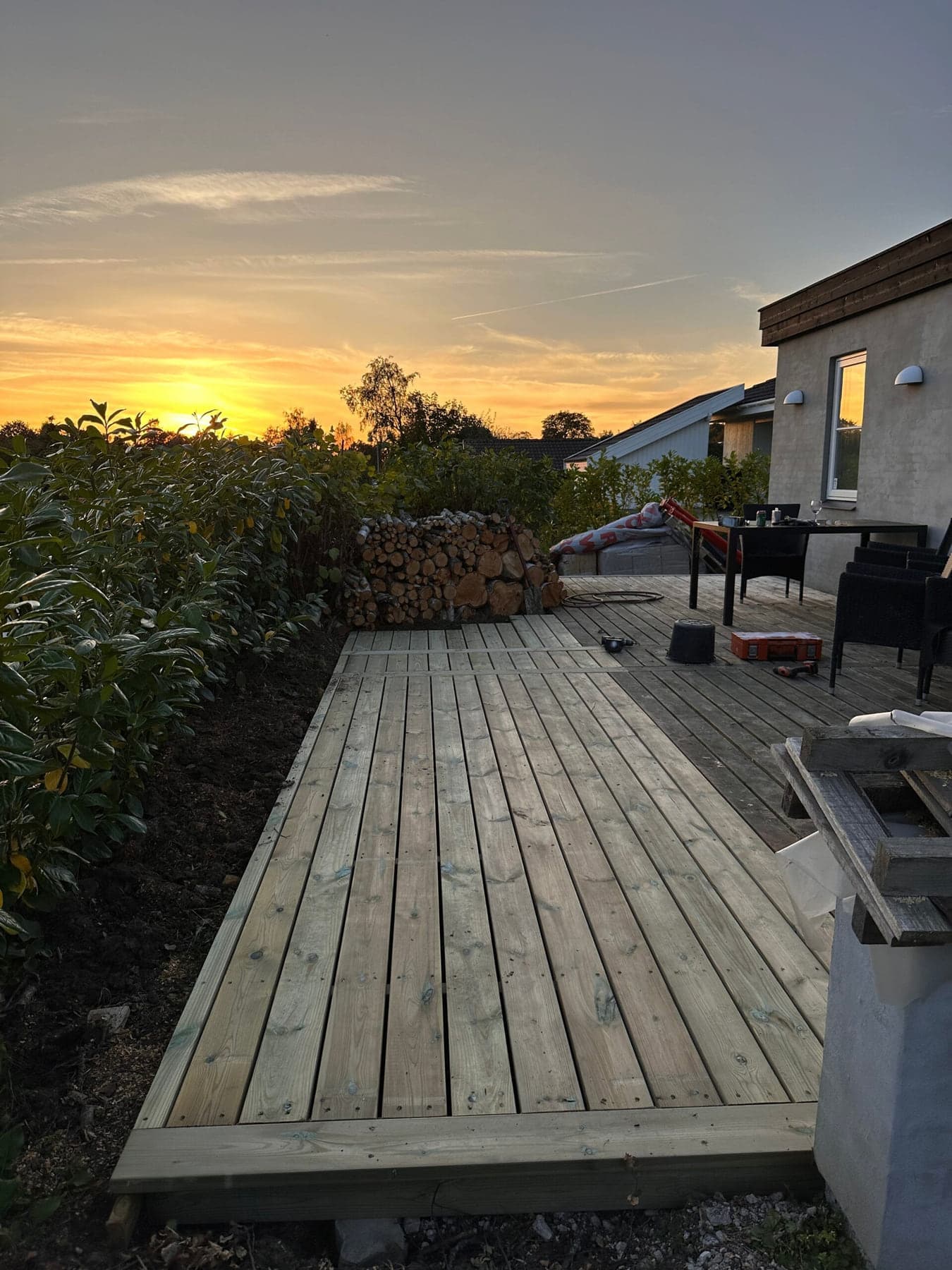 Færdig træterrasse i aftenlys